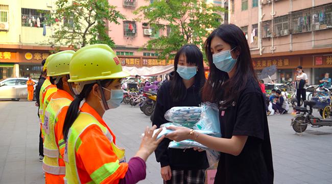 為你點贊！龍光社區初中生“愛心口罩”情暖環衛工