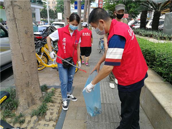 愛心服務走上街頭 2個小時為社區家園掃出一片潔凈