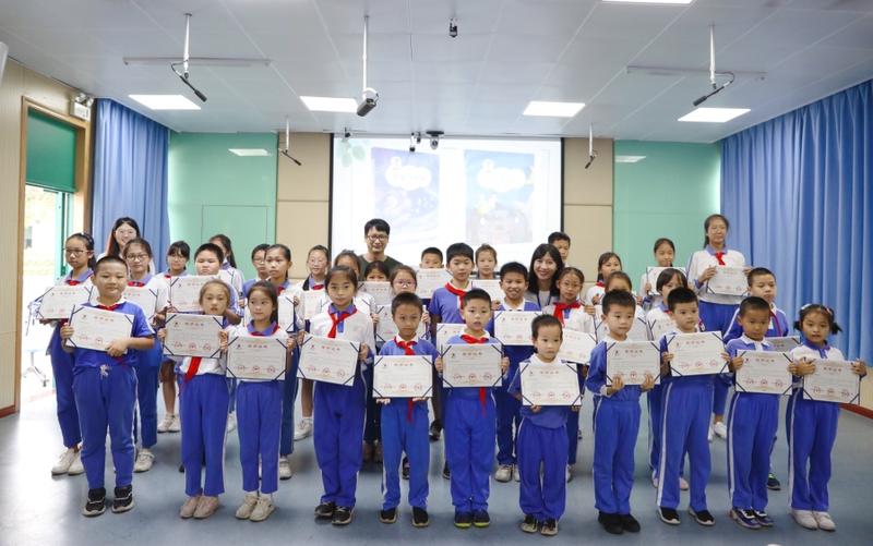 為白芒小學入選深圳市復評的孩子頒獎并合影