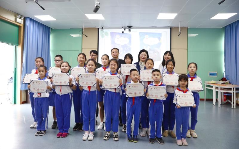 為白芒小學入選深圳市復評的孩子頒獎并合影